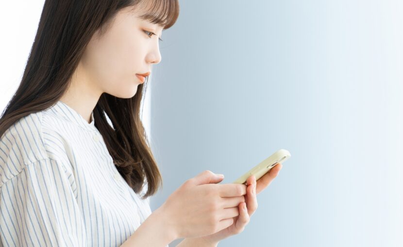 スマートフォンで処方箋を送る女性